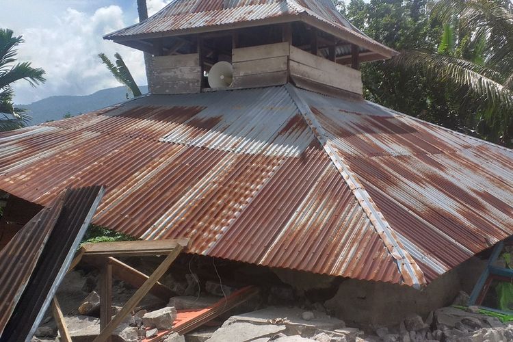 Salah satu surau atau musalah roboh akibat gempa bumi di Nagari Malampah, Kecamatan Tigo Nagari, Kabupaten Pasaman, Sumbar.