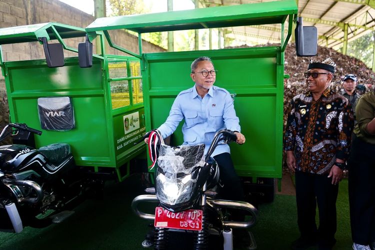 Aksi Zulhas Jajal Motor Pengangkut Sampah di Banyuwangi, Motornya Kehabisan Bensin