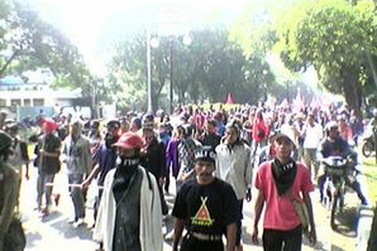 Massa yang tergabung dalam Temu Aktivis Lintas Generasi meluber di Jalan Diponegoro, Jakarta Pusat, saat melakukan aksi, Selasa (24/6).