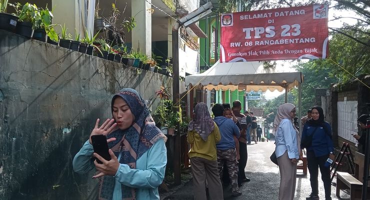 Cerita Pemilih Pemula Tegang Pas Mencoblos di TPS-nya Ridwan Kamil
