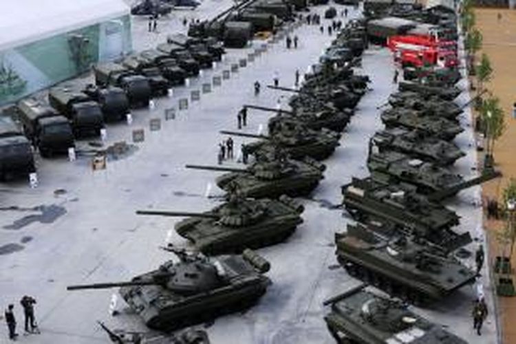 Deretan tank dan kendaraan lapis baja buatan Rusia dipamerkan dalam Forum Teknologi Militer Internasional di Kubinka, Rusia. Di kota yang sama Rusia membangun Taman Patriot, sebuah taman bermain anak-anak bertema militer.