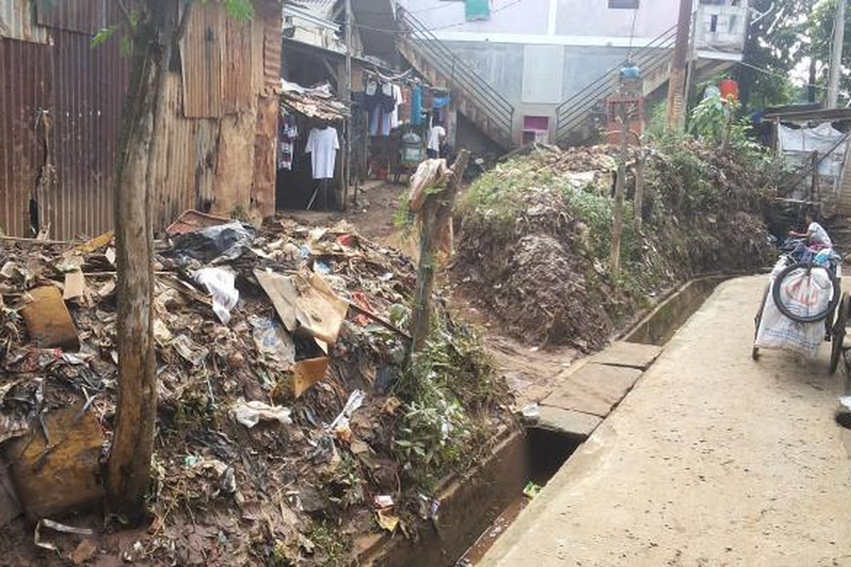 Kondisi permukiman warga di Gang Kober, RW 02 Kelurahan Cawang, Kramat Jati, Jakarta Timur pada Rabu (22/2/2017). Tampak sisa-sisa sampah dan lumpur yang baru dibersihkan warga. Kawasan ini menjadi salah satu kawasan yang terkena banjir pada Senin (21/2/2017) kemarin. 