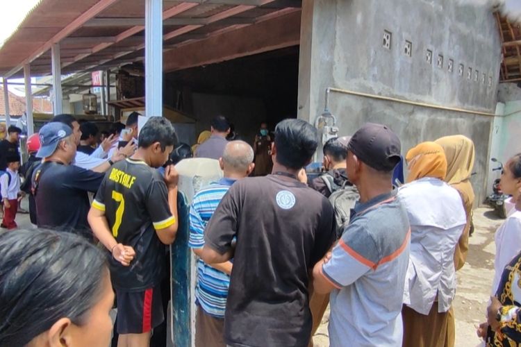 Sejumlah petugas kepolisian mengevakuasi jasad supir truk yang ditemukan meninggal dunia di jalan raya Gesik, Kecamatan Tengah Tani Kabupaten Cirebon Jawa Barat, Senin (26/2/2024) siang. Polisi membawa jasad korban ke rumah sakit untuk diotopsi.