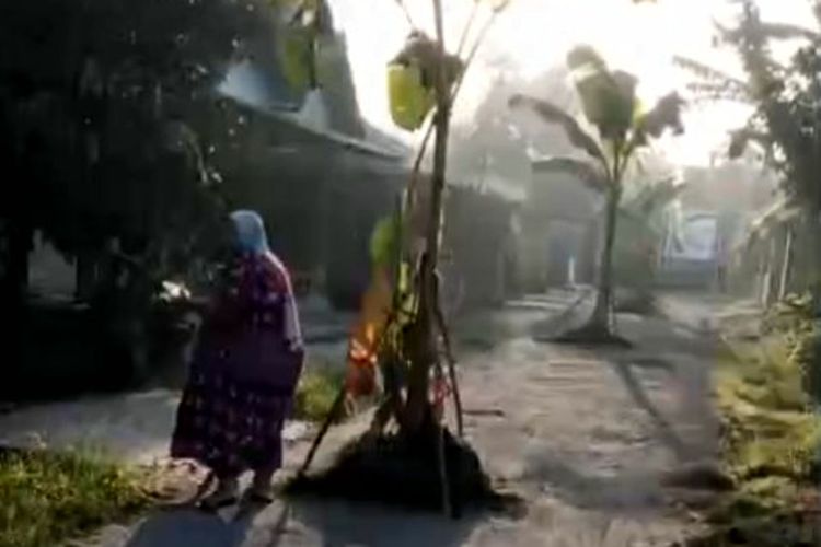 Warga Tanam Pohon Pisang di Jalan Rusak Desa Bakung, Kades Minta Tolong ke Bupati Blitar