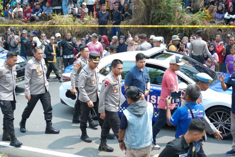 Kapolda Jabar tengah meninjau langsung proses olah TKP pembunuhan ibu dan anak di Subang, Selasa (24/10/2023)