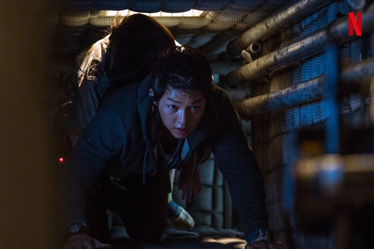 Aktor asal Korea Selatan Song Joong Ki dalam salah satu adegan film Space Sweepers yang akan tayang di Netflix.