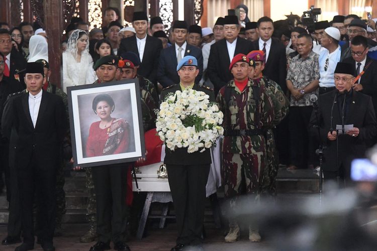 Ketua DPR Bambang Soesatyo (kanan) memimpin upacara militer pelepasan jenazah almarhumah Ani Yudhoyono di Cikeas, Bogor, Jawa Barat, Minggu (2/6/2019). ANTARA FOTO/Akbar Nugroho Gumay/hp.