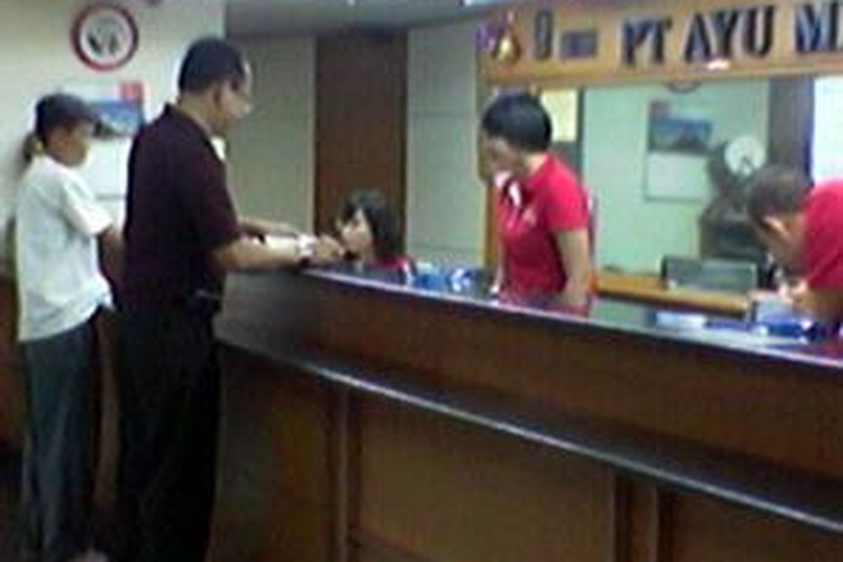 Aktivitas di sebuah money changer di kawasan Kwitang, Jakarta Pusat 