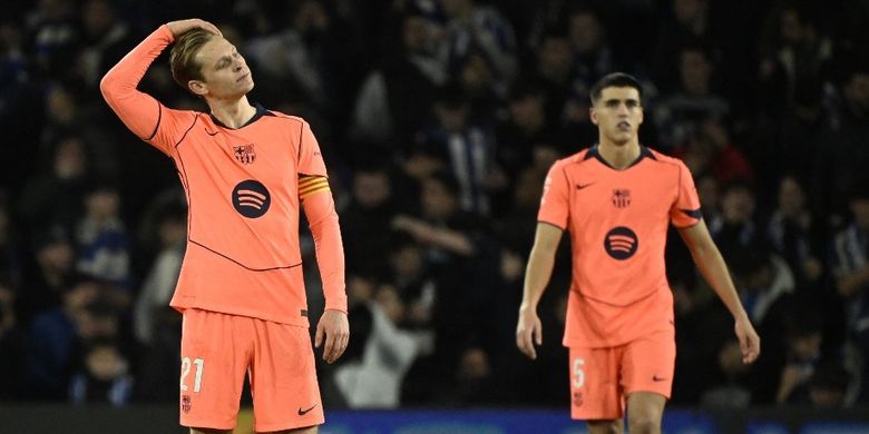 Reaksi Frenkie de Jong saat Barcelona menghadapi Real Sociedad. Bertandang ke markas Real Sociedad, pasukan Hansi Flick takluk 1-2 pada laga pekan ke-20 Liga Spanyol Real Sociedad vs Barcelona, Senin (19/12/2026) dini hari WIB.