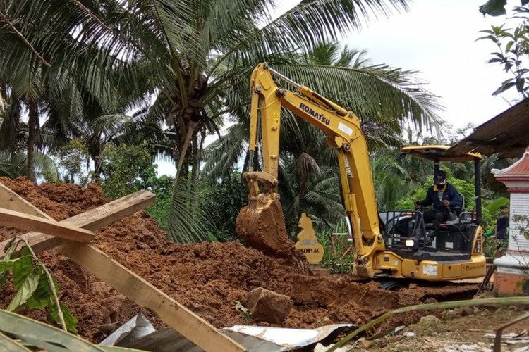 Alat berat dikerahkan untuk membersihkan material longsor di salah atau desa terdampak longsor di Kebonagung, Pacitan, Senin (16/11/2020)