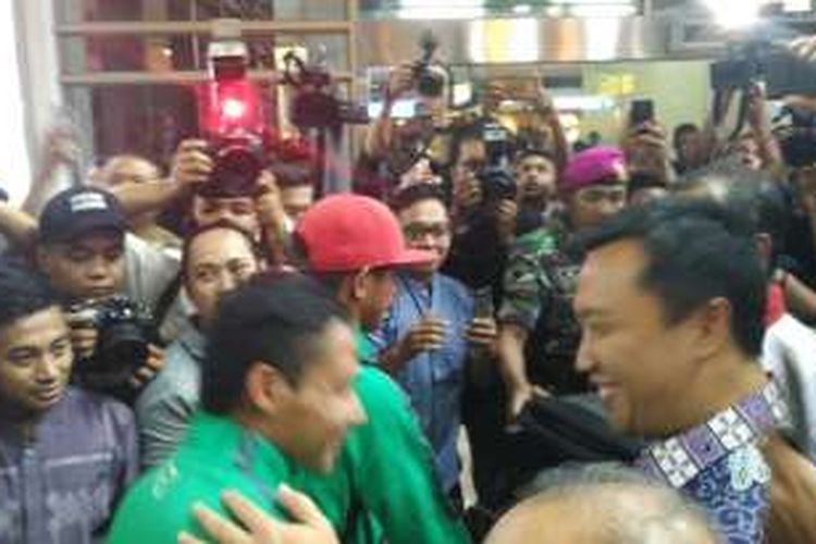 Menpora Imam Nahrawi (kanan) menyalami gelandang timnas Indonesia, Evan Dimas saat tiba di terminal 2 D Bandara Soekarno-Hatta, Tangerang, Kamis (8/12/2016) malam.