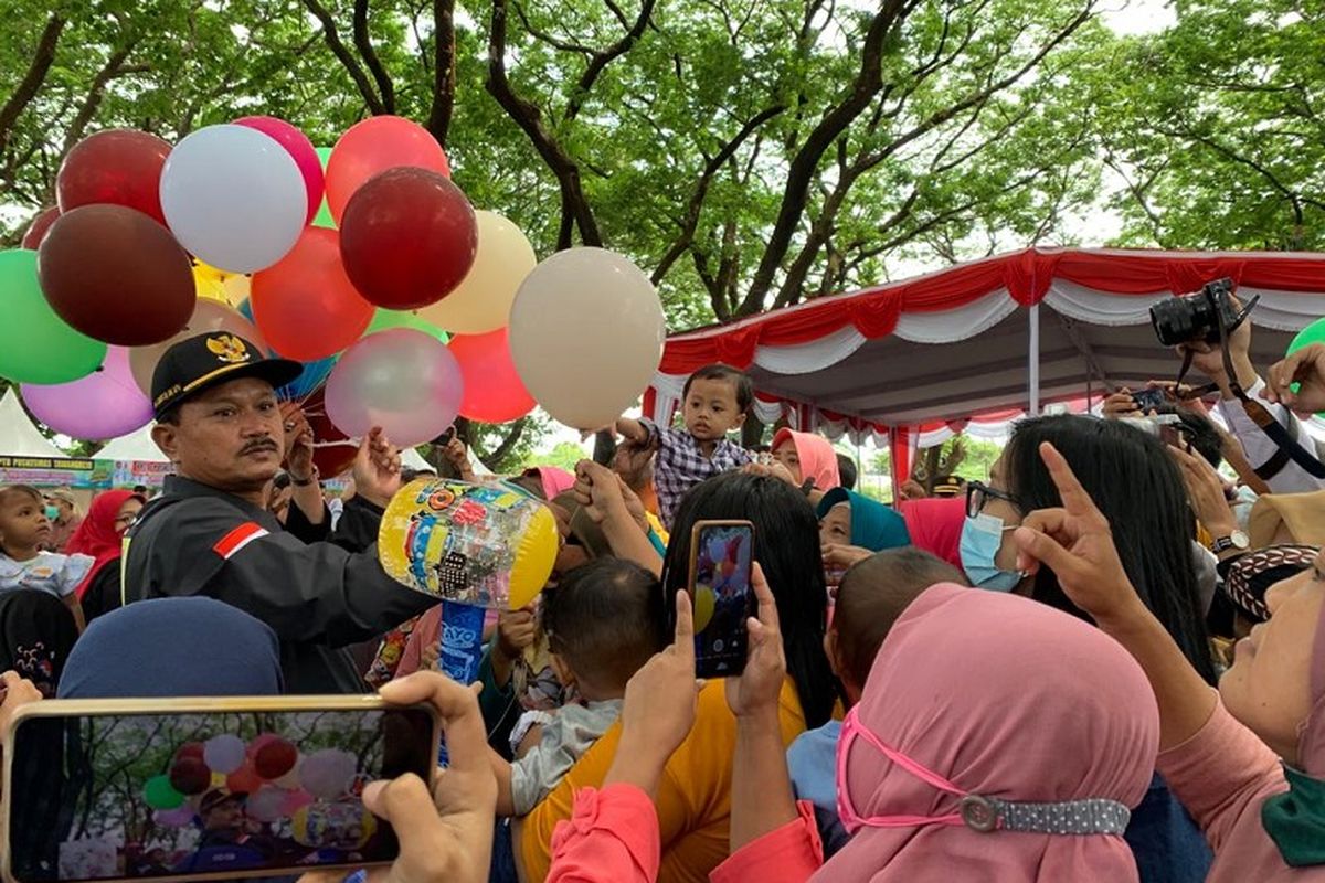 Wali Kota (Walkot) Madiun Maidi membagikan balon udara kepada orangtua anak stunting saat me-launching Warung Stop Stunting di Ngrowo Bening Edupark, Selasa (18/10/2022). 