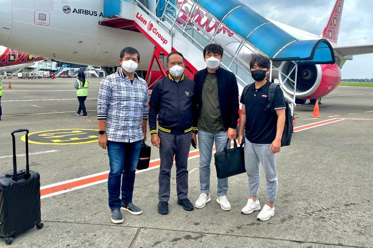 Menpora dan Shin Tae-yong berada dalam satu pesawat yang sama untuk kembali ke Jakarta usai laga timnas Indonesia vs Timor Leste, Senin (31/1/2022).