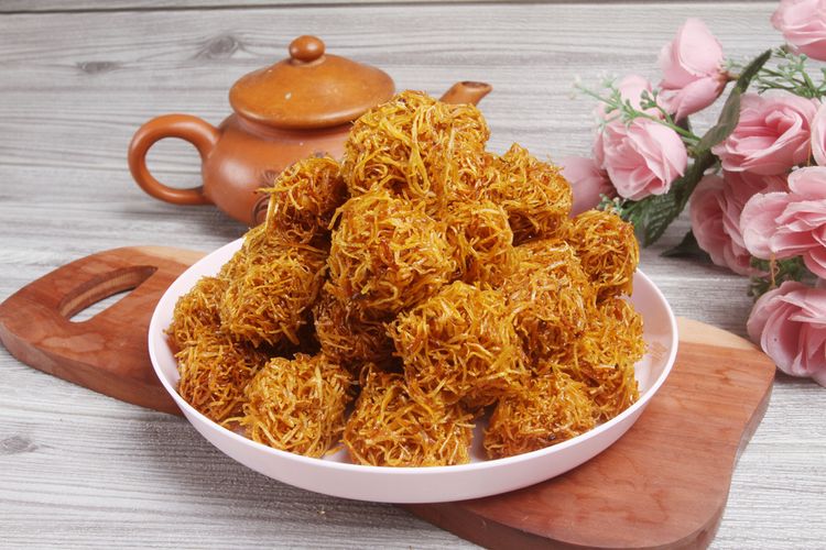 Ilustrasi carang mas dalam piring saji. 