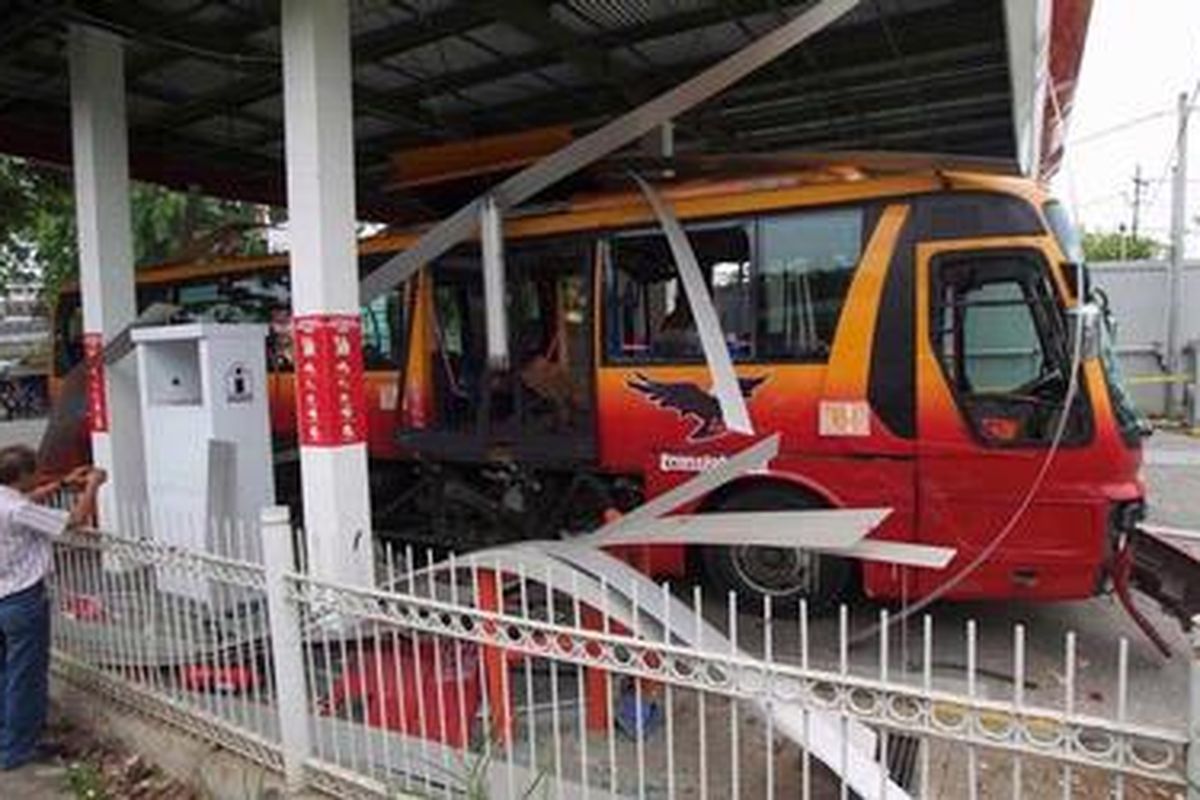 Polisi memeriksa ledakan dari tabung gas bus Transjakarta bernopol 7228 IV yang melayani Koridor IX (Pinang Ranti-Pluit) yang tengah mengisi bahan bakar gas di SPBG Pinang Ranti, Jakarta Timur, Kamis (20/10/2011).