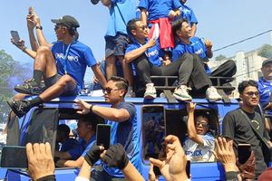 Rombongan Persib Bandung Konvoi Juara di Jalan Lembong, Bobotoh Kecewa Tak Lihat Tom Haye dan Marc Klok