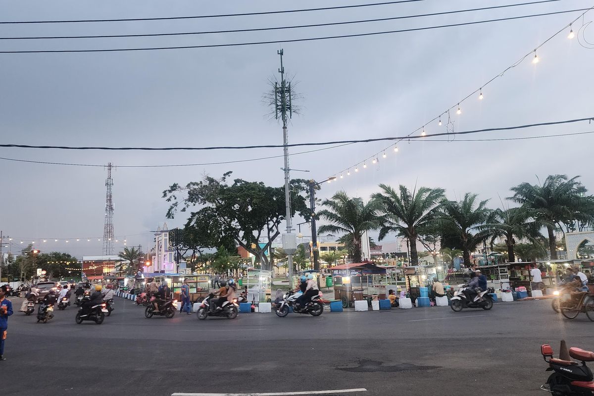 Ratusan PKL di alun-alun Kota Pasuruan mengaku senang atas pencabutan larangan penjualan elpiji 3Kg di warung atau toko kelontong karena mereka dapat membeli elpiji kapan saja bisa, Selasa (04/02/2025) 