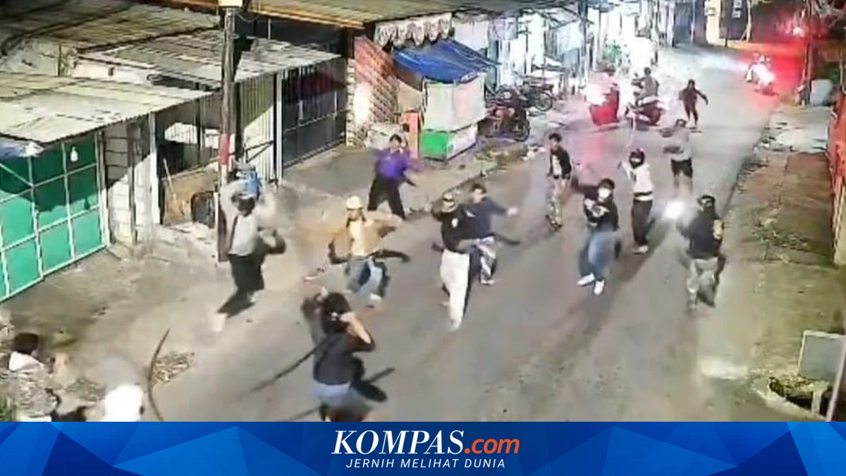 Tawuran Antarkelompok Bawa Parang dan Celurit Pecah di Jalan Bojong Raya Jakbar