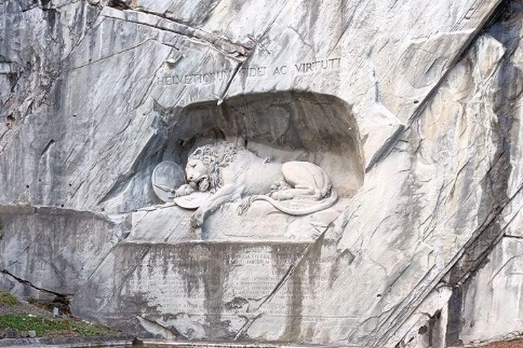 Lion Monument atau Lion of Lucerne di Kota Luzern, menampakan ekspresi pesakitan yang ditangkap oleh kamera Oppo Reno3.