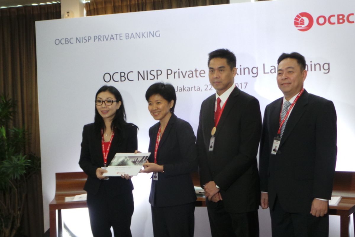 Presiden Direktur Bank OCBC NISP Parwati Surjaudaja (kedua kiri) meluncurkan Private Banking, di NISP Tower, Jakarta Selatan, Senin (22/5/2017). 