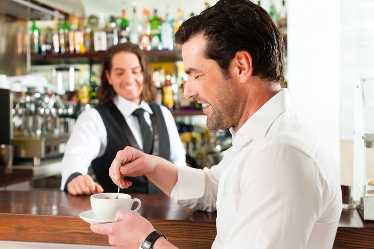 Ilustrasi pencinta kopi sedang menikmati espresso di meja bar. 