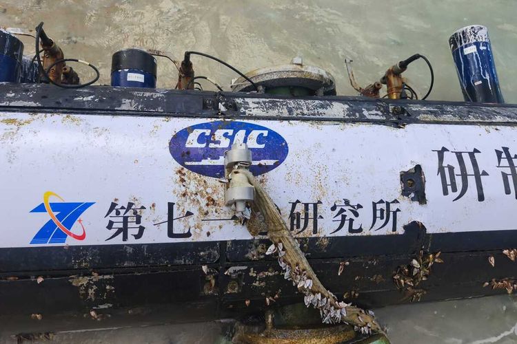 Aparat kepolisian memeriksa sebuah benda yang menyerupai torpedo di perairan Gili Trawangan, Senin (6/4/2026). Benda itu ditemukan seorang nelayan yang tengah menjaring ikan. Diduga kuat benda tersebut merupakan perangkat teknologi bawah laut yabg biasa digunakan oleh lembaga penelitian. .