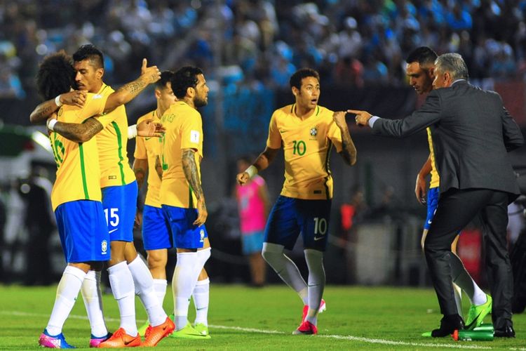 Para pemain Brasil merayakan gol Paulinho ke gawang Uruguay pada partai Kualifikasi Piala Dunia zona Amerika Selatan di Stadion Centenario, Kamis (23/3/2017) waktu setempat.