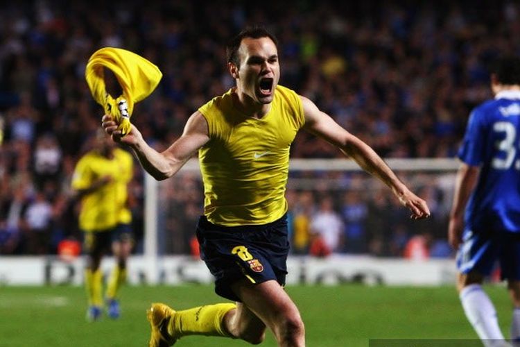 Gelandang Barcelona Andres Iniesta mencetak gol ke gawang Chelsea pada semifinal Liga Champions di Stamford Bridge, 6 Mei 2009.