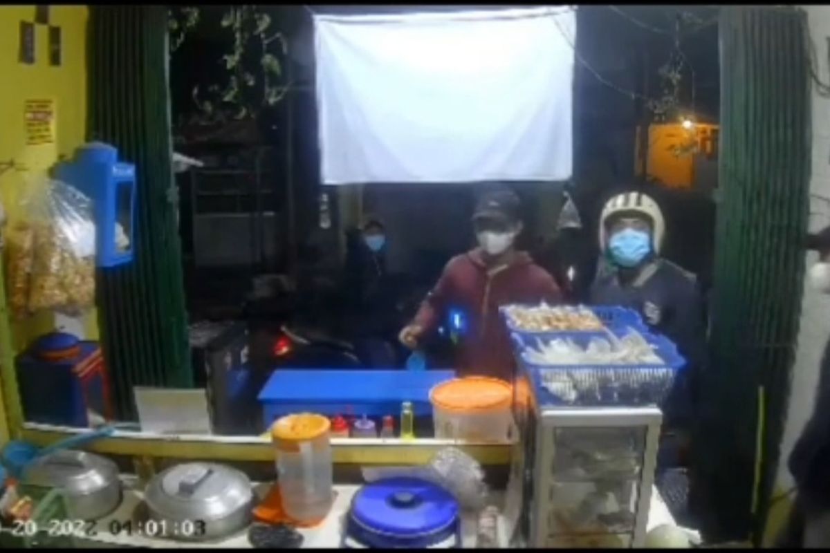 Tangkapan layar rekaman CCTV di sebuah warung kopi (warkop) di Jalan H. Ewah, Kembangan, Jakarta Barat, yang disatroni kawanan perampok, pada Kamis (20/10/2022) dini hari.