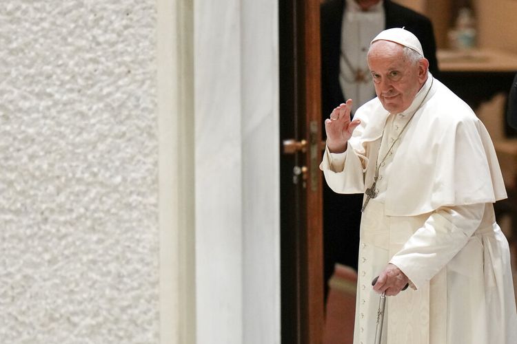 Paus Fransiskus pergi usai pertemuan dengan anggota komunitas Neocatechumenal Way, di aula Paus Paulus VI di Vatikan, Senin, 27 Juni 2022. 