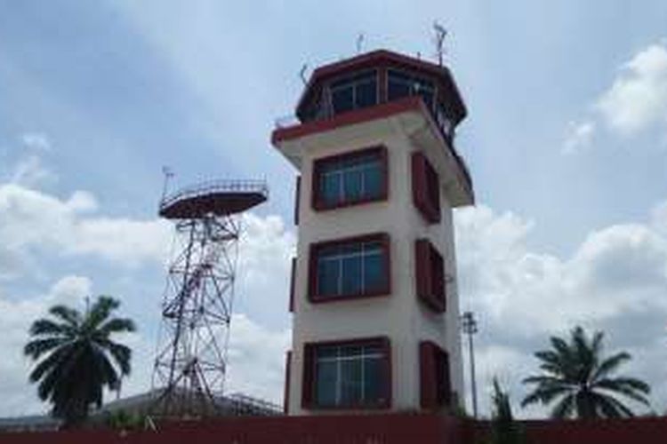 Tampak tower AirNav di Bandara Sultan Syarif Kasim II di Pekanbaru, Riau, Kamis (18/8/2016). Tower ini akan dirubuhkan sebagai imbas perluasan lahan untuk apron di bandara tersebut.