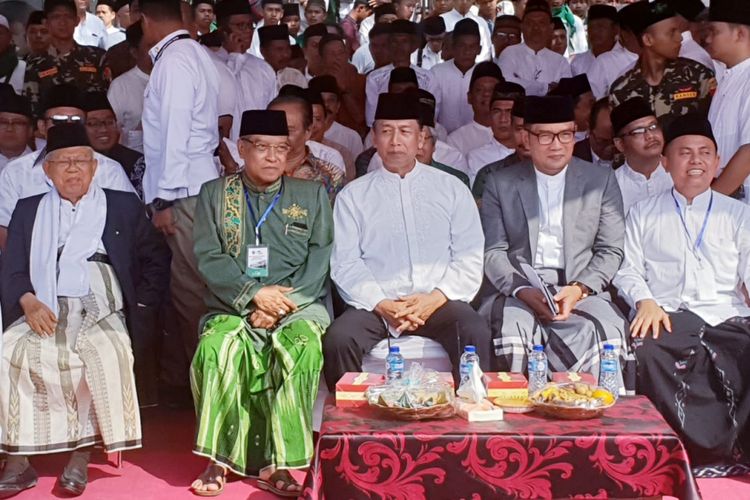 Menko Polhukam Wiranto (tengah) didampingi Ketua Umum Pengurus Besar Nahdlatul Ulama (PBNU) Said Aqil Siradj dan Gubernur Jawa Barat Ridwan Kamil dalam peringatan Hari Santri Nasional bersama ribuan santri di Lapangan Dadaha, Tasikmalaya, Jawa Barat, Senin (22/10/2018). 