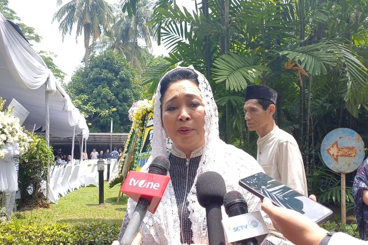 Putri Presiden RI Ke-2, Soeharto sekaligus Ketua Komisi IV DPR RI, Titiek Soaherto melayat ke rumah duka Wakil Presiden RI Ke-4 Umar Wirahadikusumah, Karlinah di Menteng, Jakarta Pusat, Senin (6/10/2025).