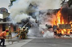 Rumah 2 Lantai Beserta Kios Tambal Ban di Jatinegara Hangus Terbakar
