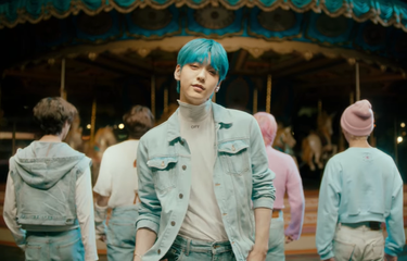 TXT dalam video klip lagu Blue Hour