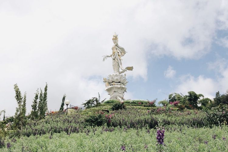 Patung Dewi Danu di The Blooms Garden, salah satu tempat wisata Bali tengah.