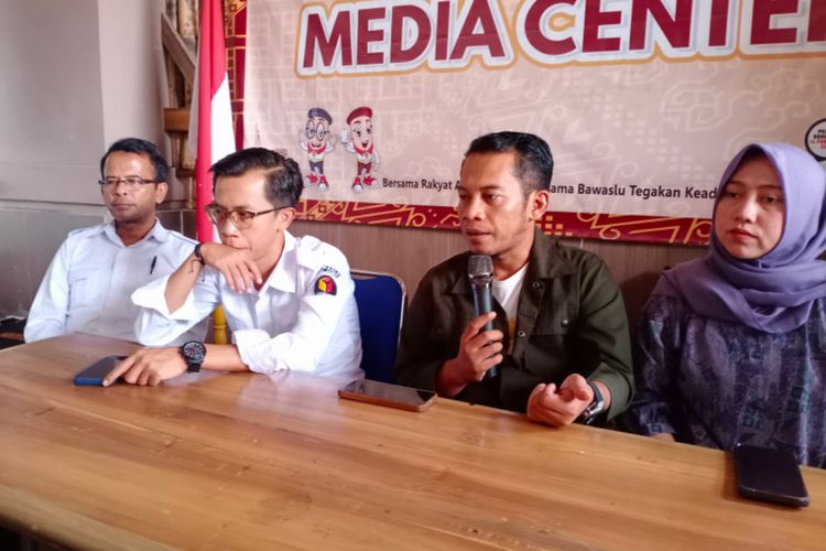 Ketua Bawaslu Garut (kedua dari kanan) saat memberikan keterangan pers terkait video viral anggota Satpol PP Kabupaten Garut dukung Gibran