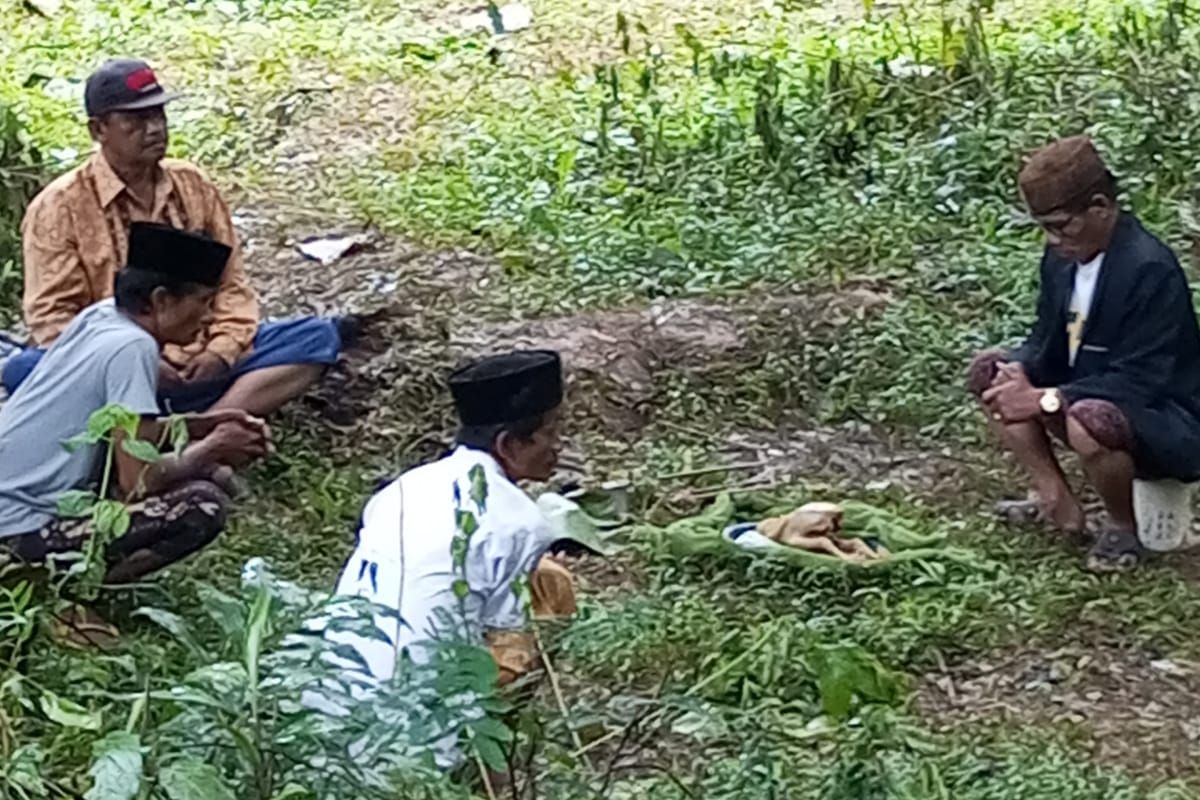 Warga membawa sesajen di area Juriyah diketahui hilang