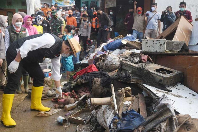 Gubernur Jawa Barat Ridwan Kamil saat meninjau lokasi bencana banjir di Kampung Tugu, Kelurahan Jaya Raksa, Kecamatan Baros, Kota Sukabumi, Sabtu (19/2/2022).