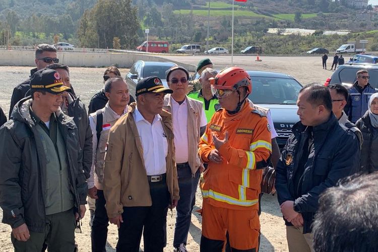 Tim pencarian dan pertolongan Indonesia atau INASAR bertemu dengan Menteri Koordinator Bidang Pembangunan Manusia dan Kebudayaan Muhadjir Effendy di pos operasi yang berada di Hatay Expo, Turkiye. 