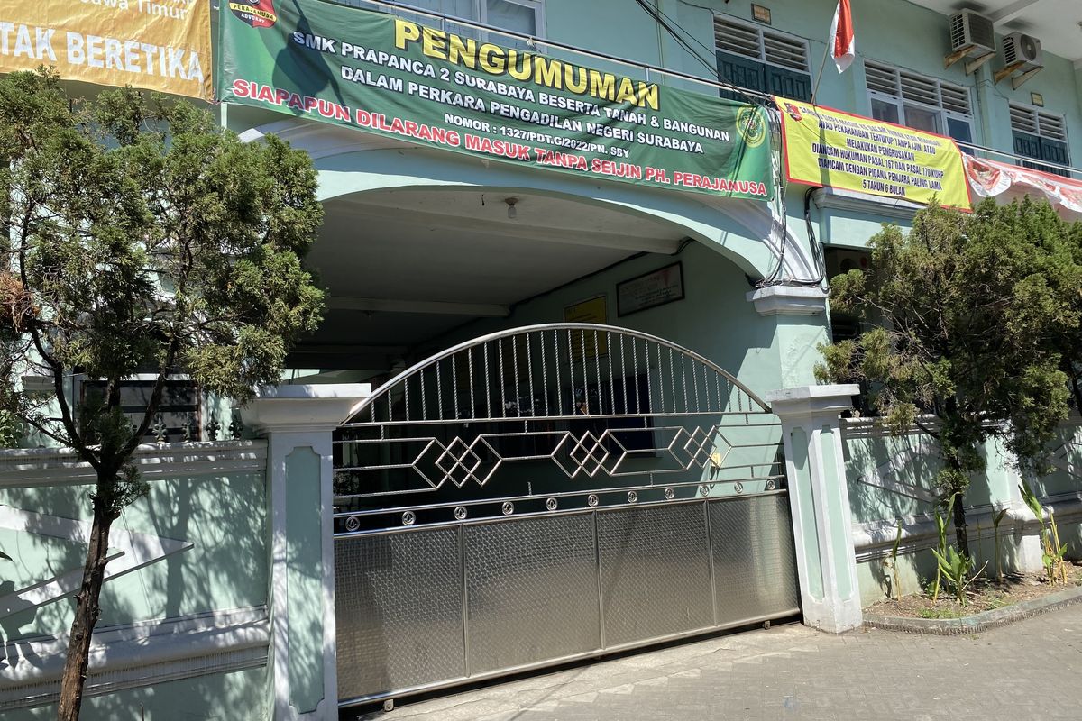 Gedung SMK Prapanca 2 yang digembok oleh mantan kepala sekolah