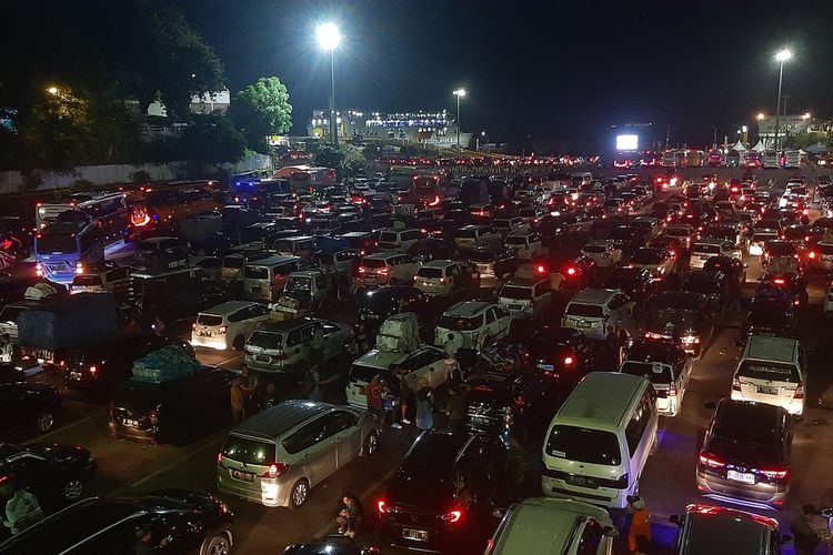 Kendaraan memadati Pelabuhan dan Gerbang Tol Merak pada H-2 Lebaran. Untuk mengurai kepadatan, Polisi memberlakukan sistem delay kendaraan di dua rest area tol Tangerang Merak