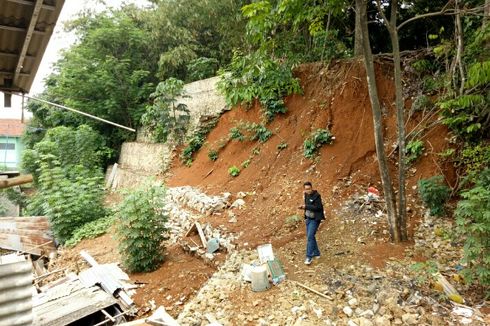 Turap Bekas Longsor Belum Diperbaiki, Warga Serpong Khawatir 