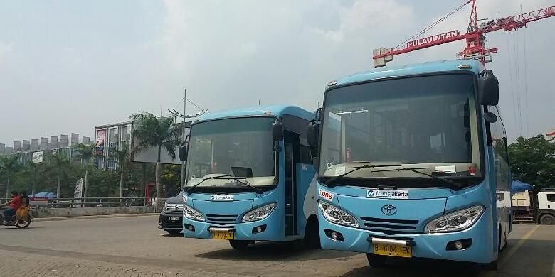 Sejumlah Bus Kota Terintegrasi Bus Transjakarta (BKTB) yang terparkir di Halte Fresh Market Pantai Indah Kapuk, Jakarta pada Senin (4/1/2016) 