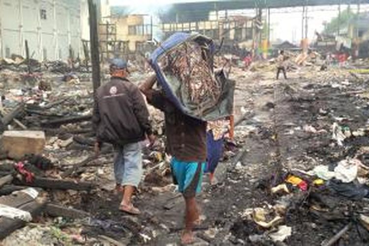 Sejumlah pemulung terlihat membawa barang bekas dari lokasi kebakaran Pasar Tengah, Jalan Tanjungpura, Pontianak, Kalbar (25/8/2015)