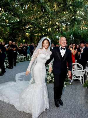 Jeff Bezos dan Lauren Sanchez pada hari pernikahan mereka di Venesia, Italia, Jumat (27/6/2025).