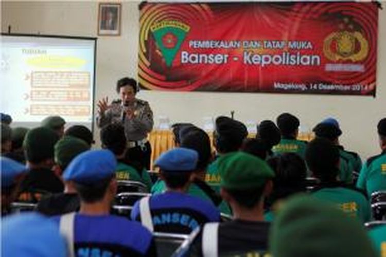 Anggota Banser Kota Magelang mendapat pembekalan dari aparat Polres Magelang Kota, Minggu (14/12/2014).