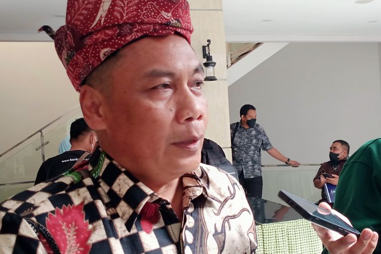 Plt Kabid Kebudayaan Disbudpar Jatim, Dwi Supranto saat diwawancarai awak media ditengah kegiatan Sarasehan Seniman Tradisi Jawa Timur Tahun 2022 pada Sabtu (10/12/2022) di salah satu hotel, Kota Malang. 