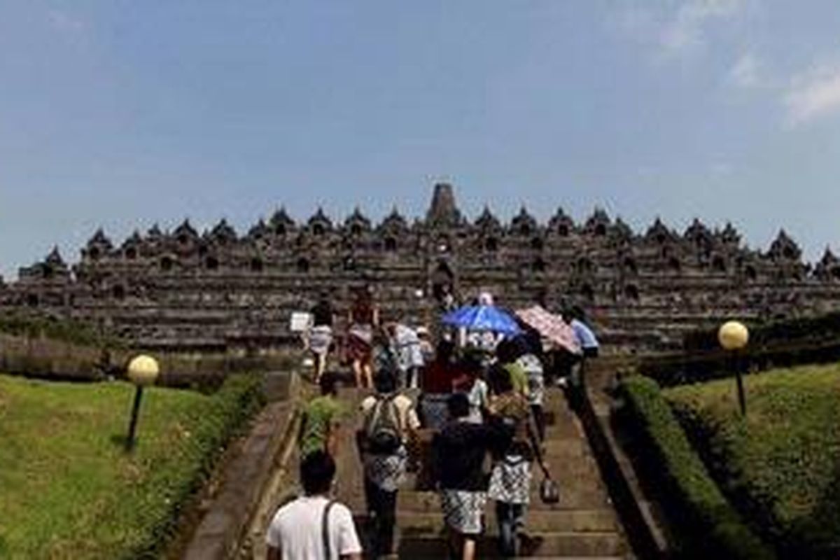 Wisatawan mengunjungi Candi Borobudur, Magelang, Jawa Tengah, Senin (25/4/2011). 