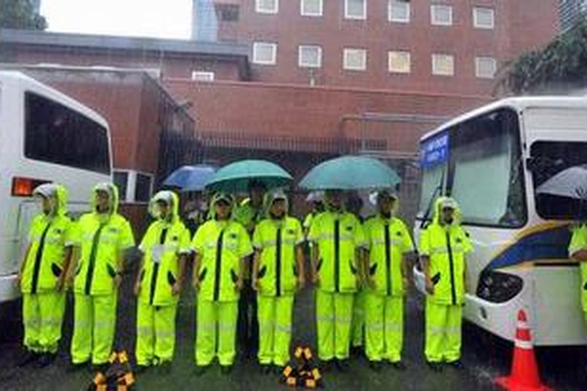 Polisi menjaga ketat Kedutaan Besar Jepang di Seoul, Korea Selatan, Rabu (15/8/2012), saat ratusan demonstran, termasuk para mantan jugun ianfu, menggelar aksi protes mingguan, yang bertepatan dengan peringatan 67 tahun menyerahnya Jepang dalam Perang Dunia II.